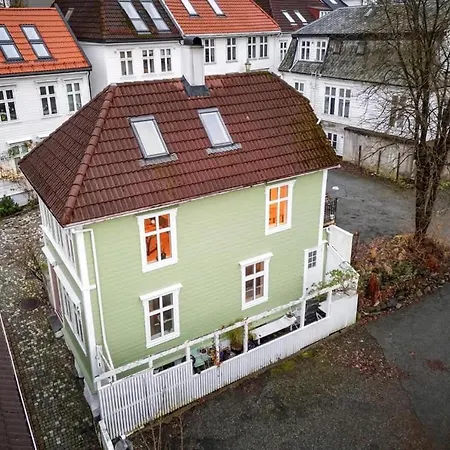 Dinbnb L Historic 4br House L 2 Free Parking L Balcony&terrace *