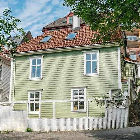 Dinbnb L Historic 4br House L 2 Free Parking L Balcony&terrace Vakantiehuis