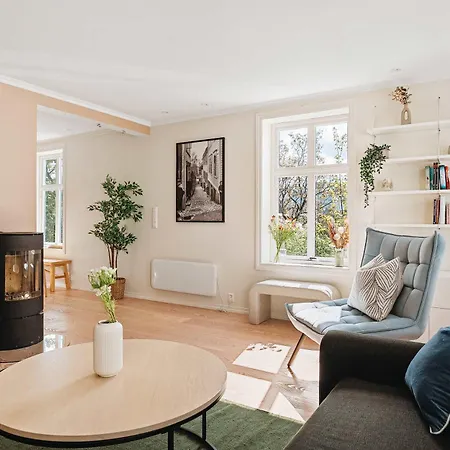 Dinbnb L Historic 4br House L 2 Free Parking L Balcony&terrace Semesterbostad *